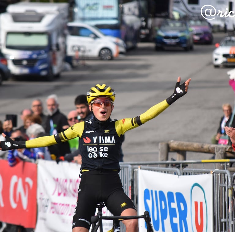 Marion Bunel lève les bras au sommet du Mont Lozère