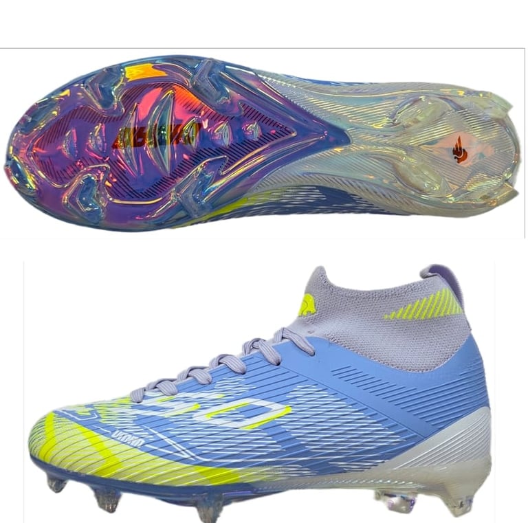 Botines de fútbol en azul y amarillo que cuentan con una placa de suela metálica iridiscente.