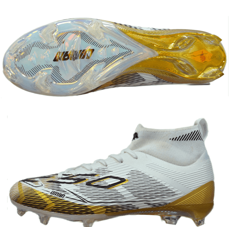 Botas de fútbol en color blanco y dorado, con cuello alto y una placa de tracción cromada.