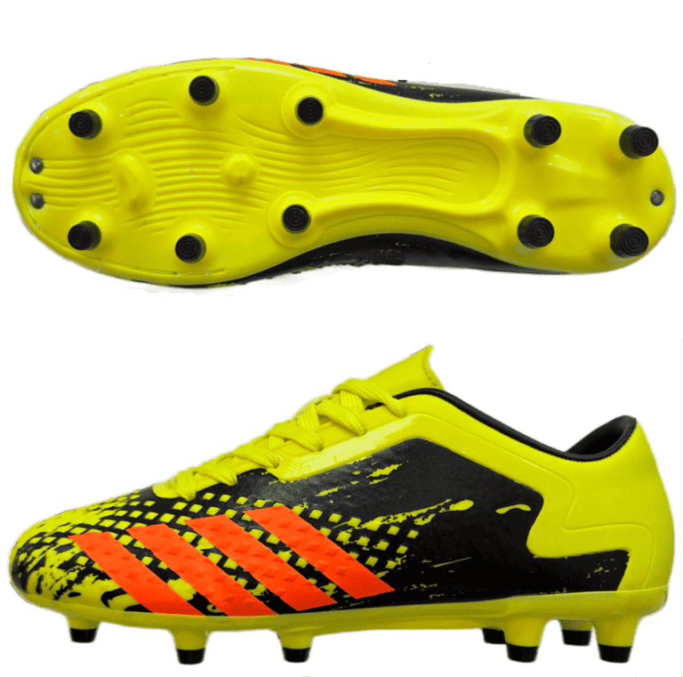 Botas de fútbol amarillas y negras con franjas naranjas y tacos para terreno firme.
