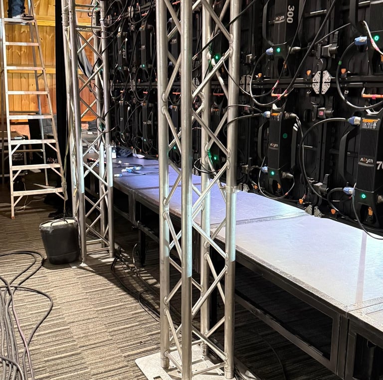 Pantalla LED en escenario con iluminación profesional en Bogotá