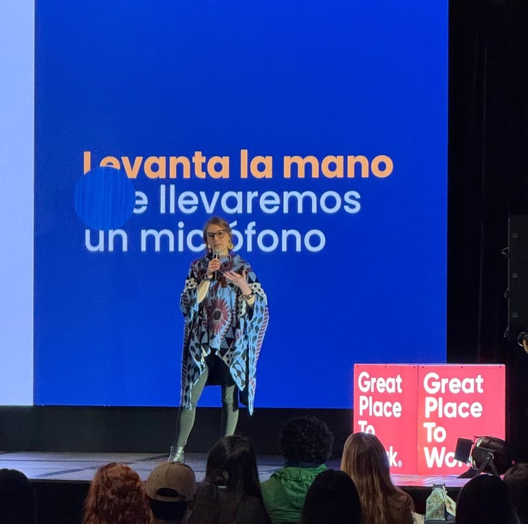 Pantalla LED montada en auditorio en Bogotá