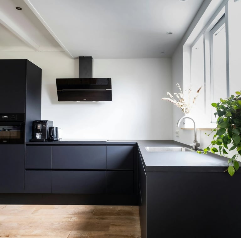 Cuisine noire mate design avec plan de travail épuré réalisée par cuisiniste à Caen