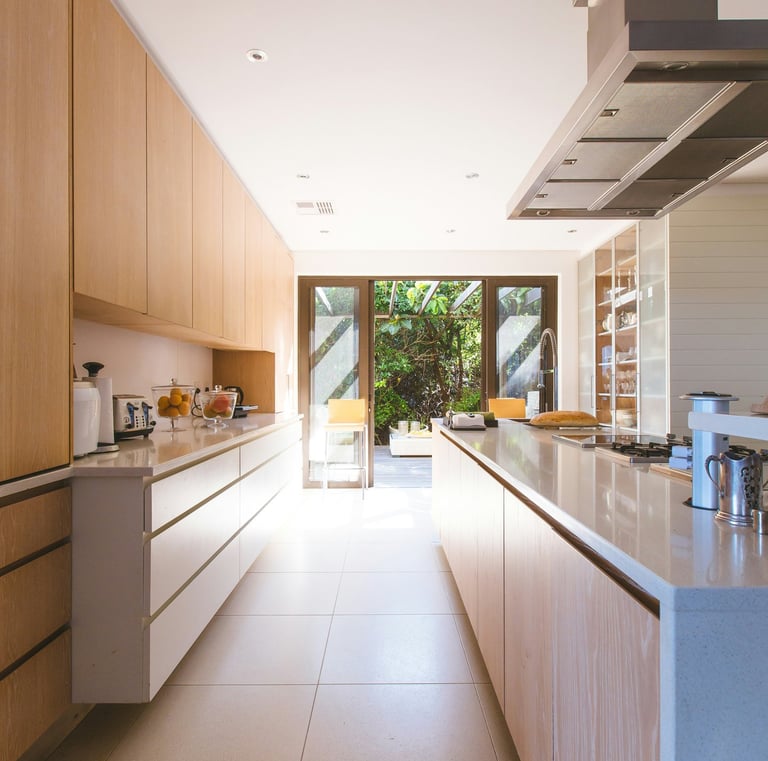 Réalisation cuisine sur mesure en bois et blanc à Tilly-Sur-Seulles