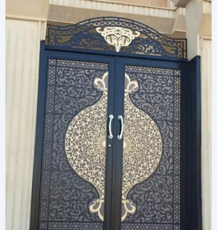 باب حديد خارجي فاخر بتصميم كلاسيك وقص ليزر، مناسب لمداخل الفلل في الرياض.