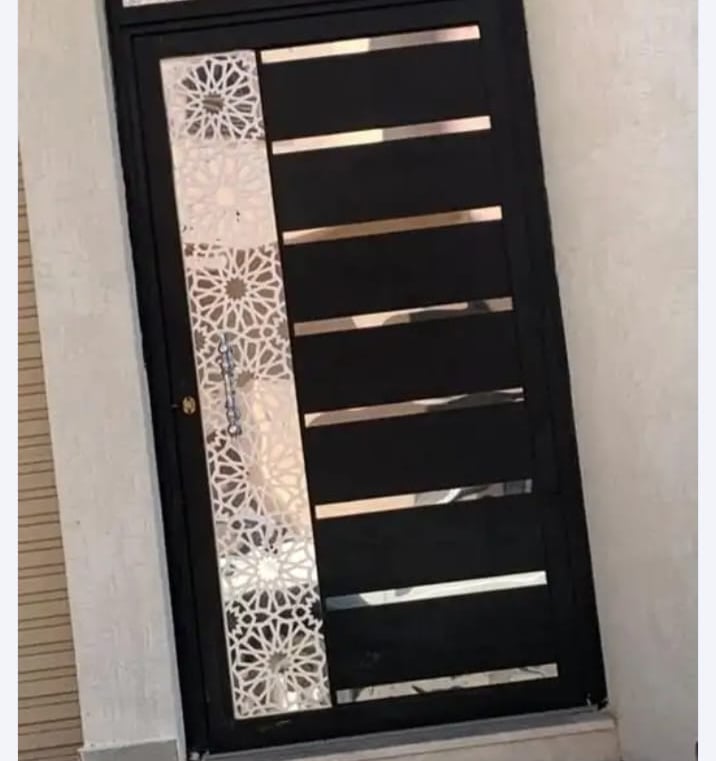 باب حديد مودرن بقص ليزر في الرياض، تصميم أنيق وتشطيب عالي الجودة للمنازل.