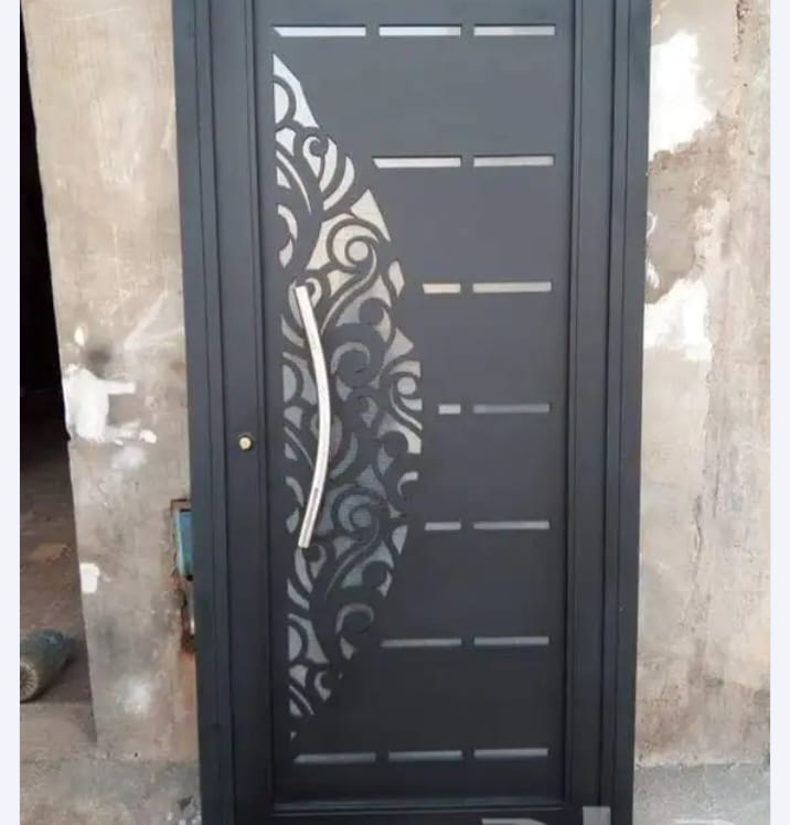 باب حديد داخلي عصري بنقوش ليزر، تنفيذ احترافي يوفر الأمان والجمال في الرياض.