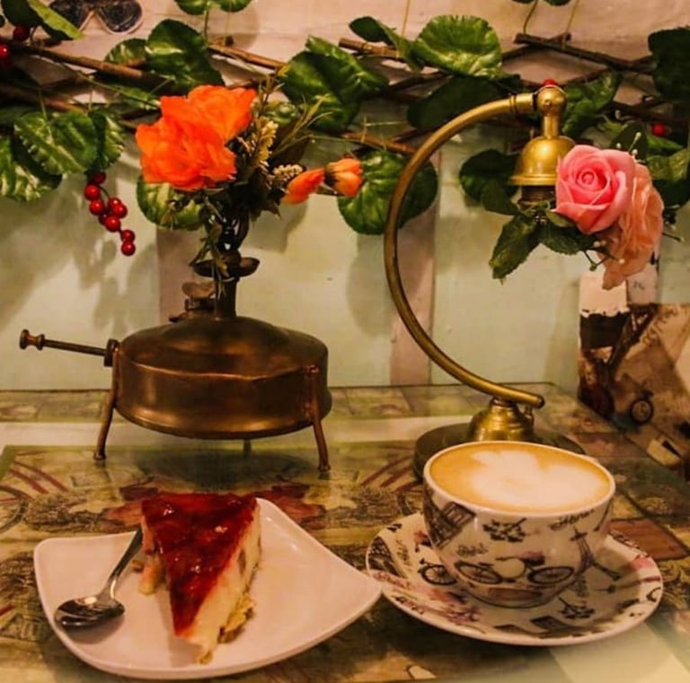 Capuccino y torta en La Cascada Restaurant