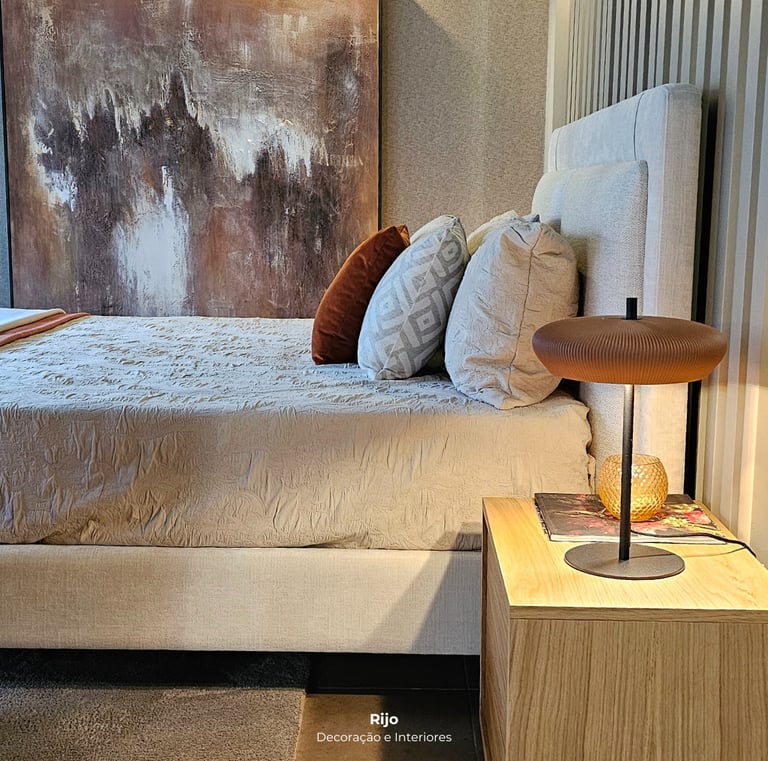 Decoração moderna de quarto com mesa de cabeceira em madeira, candeeiro de design e quadro abstrato