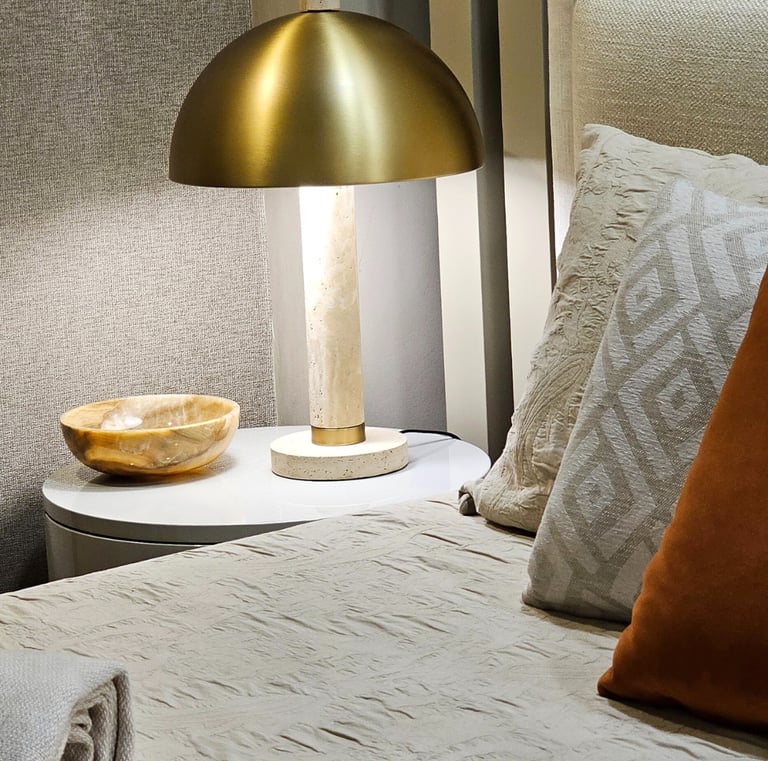 Candeeiro de mesa moderno com cúpula dourada | mesa cabeceira minimalista | almofadas decorativas