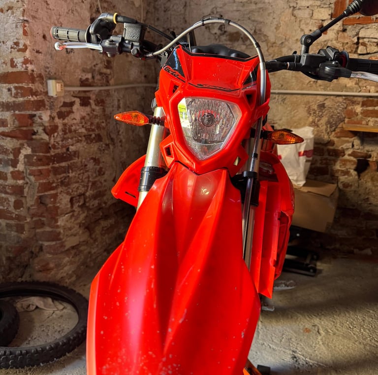Moto da enduro rossa professionale