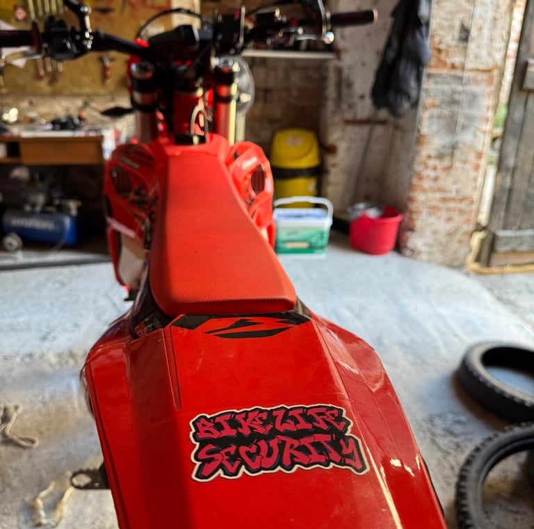 Moto da enduro rossa professionale