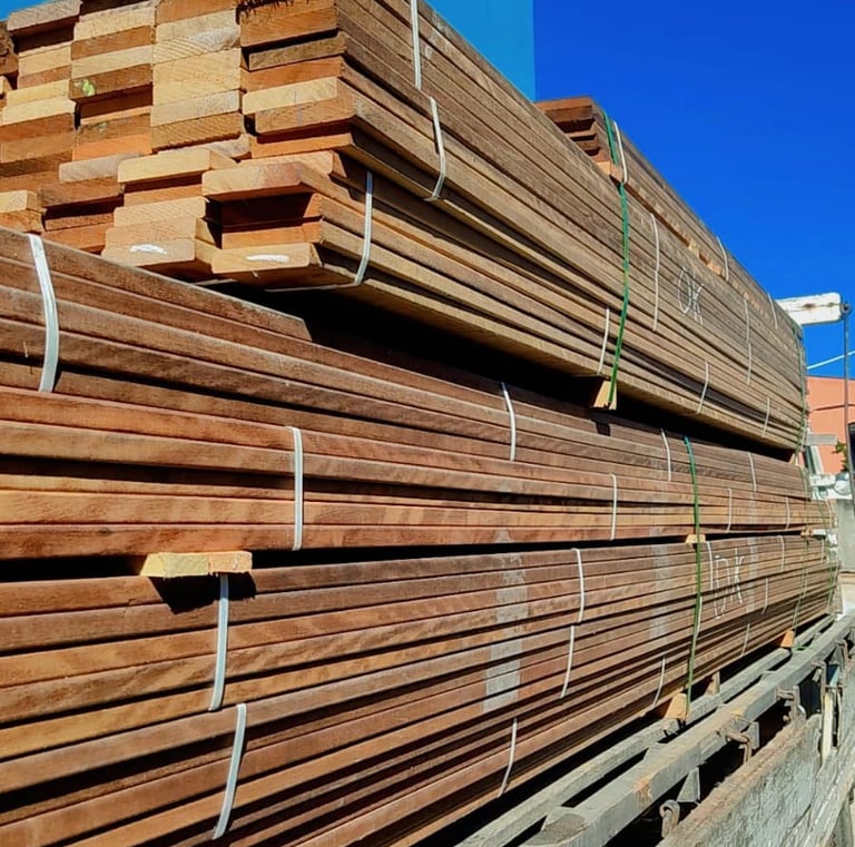 Caminhão carregado de madeiras