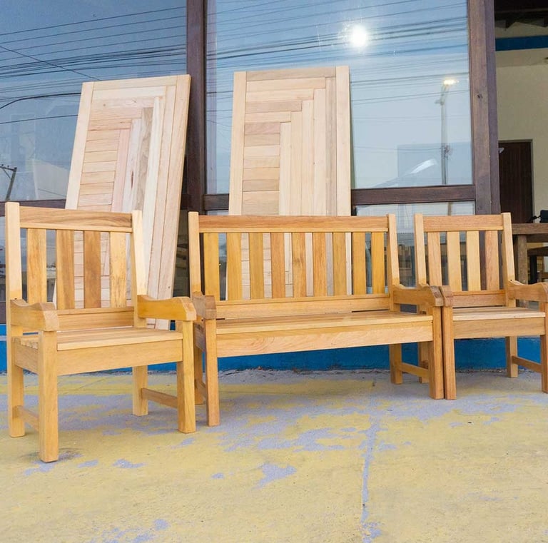 Cadeiras e portas de madeiras