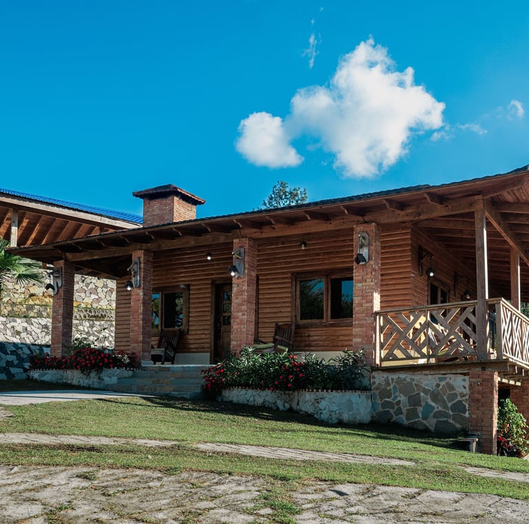 Villa de madera con chimenea con hermosa vista al cielo