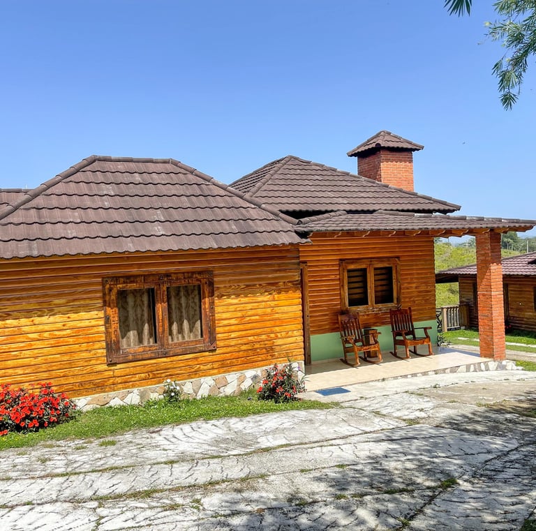 Villa de madera con chimenea, parqueo y sillas comodas