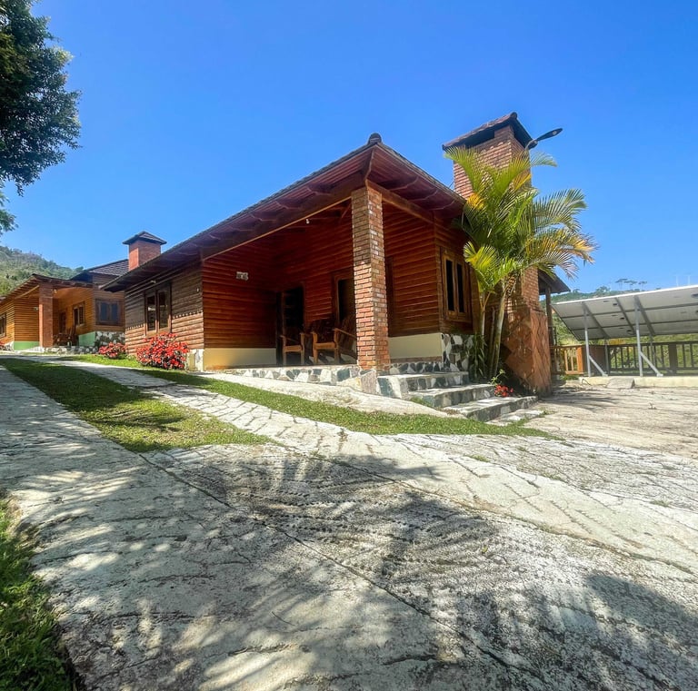 Villa con amplio parqueo, sistema de energia renovable, chimenea arboles y