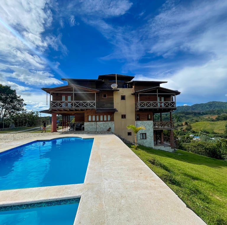 Villa con piscina, chimenea, muchas habitacioes, amplia piscina privada con jacuzzi climatizado,