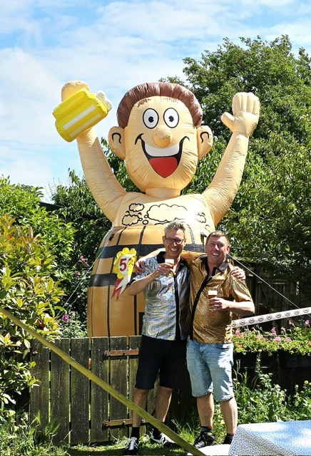 Opblaasbare Abraham in biervat in tuin met de jarige op de voorgrond