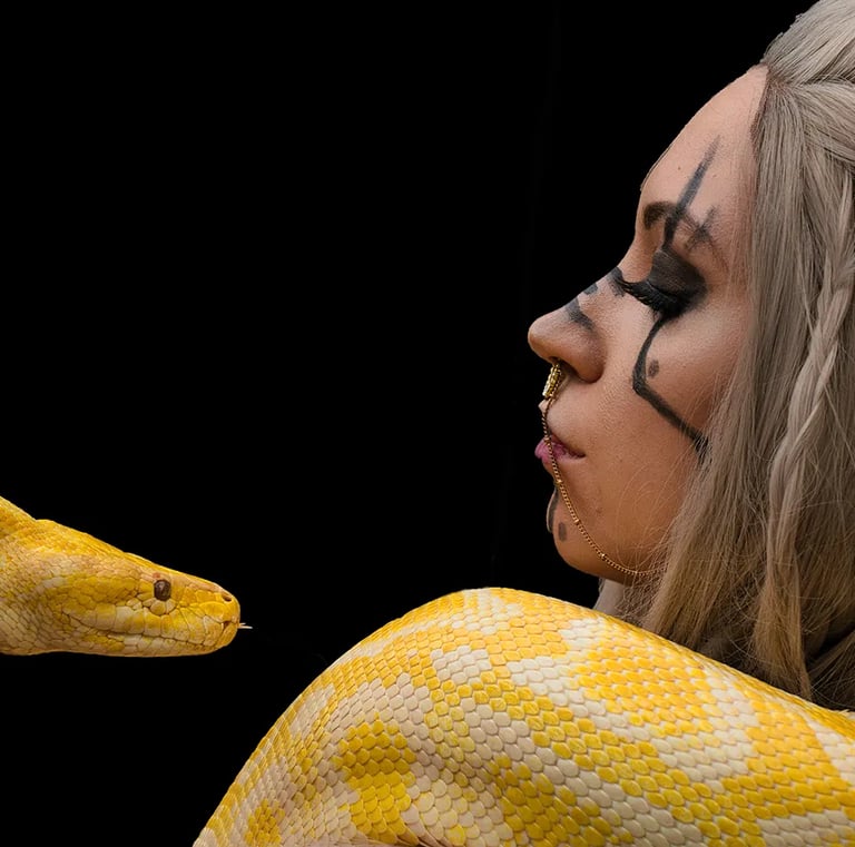 FotoFair model met gele slang