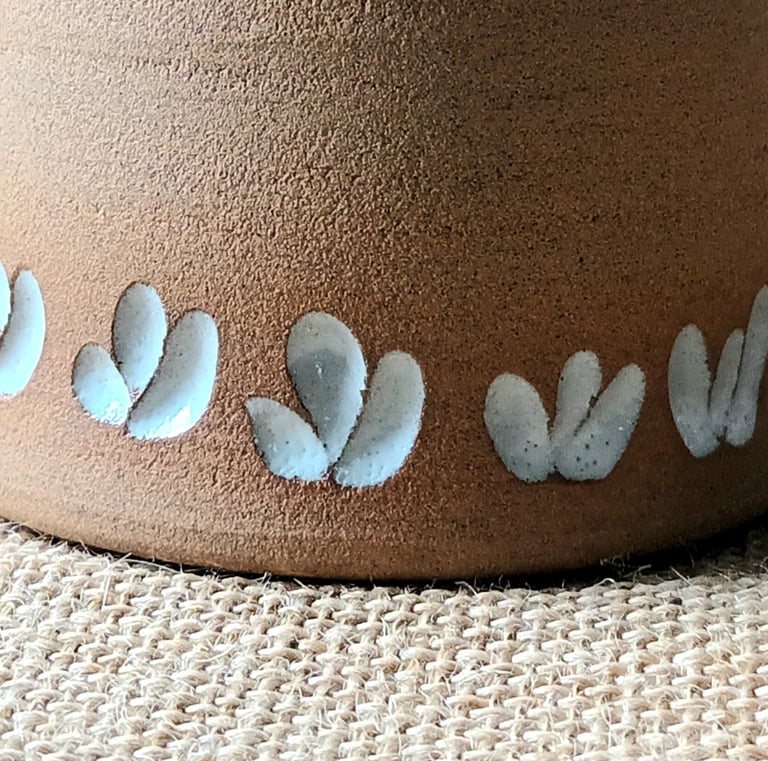 Vase en grès roux gravures émaillées