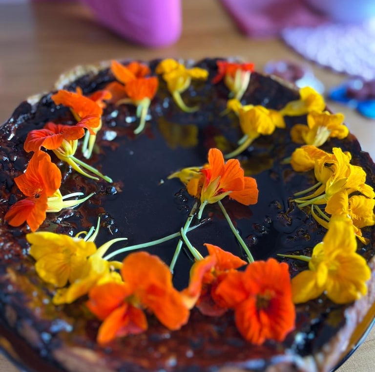 Bolo de aniversário feito pelas crianças e professoras para a comemoração de um aniversário.