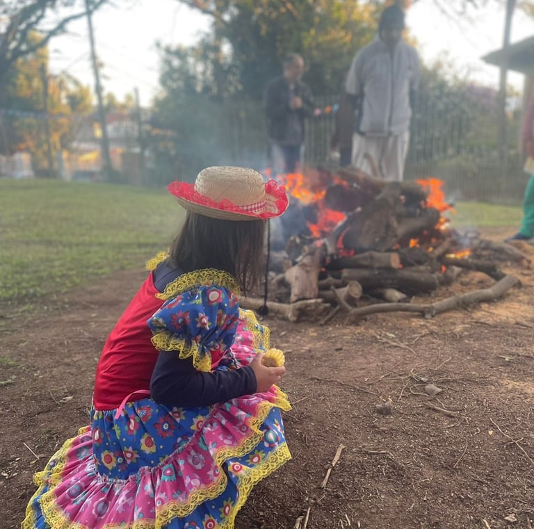 Criança perto da fogueira na festa de São João, uma das festas comemoradas na pedagogia Waldorf.