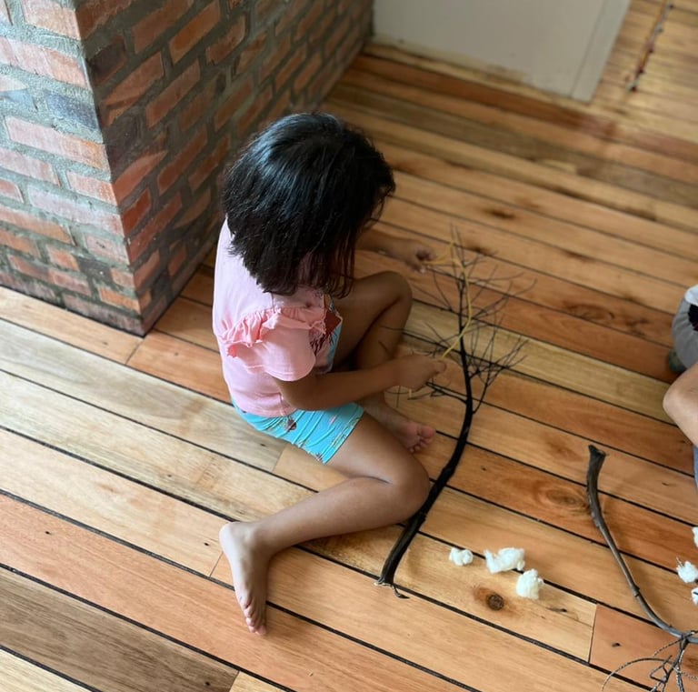 Criança brincando com elementos naturais.