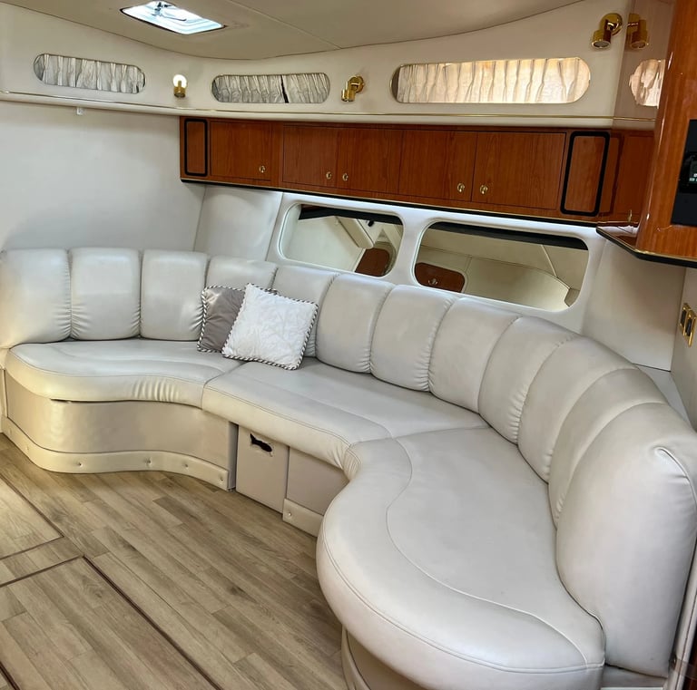 Sea Ray 47 yate Cabo San Lucas Sala Interior