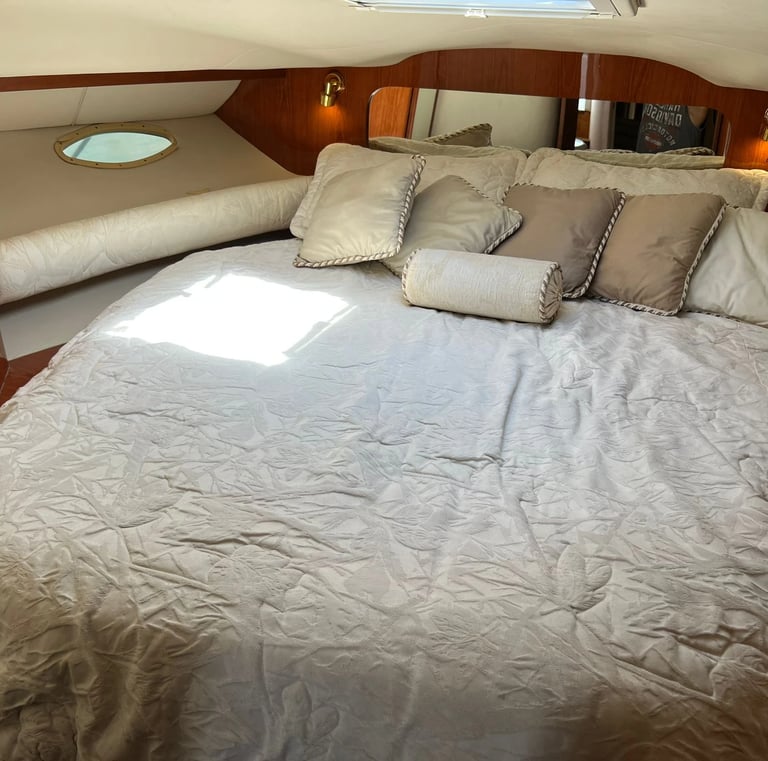 Sea Ray 47 yate Cabo San Lucas Dormitorio