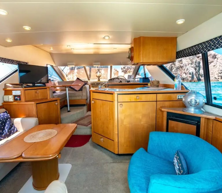yate bayliner 44 en renta cabo san lucas interior