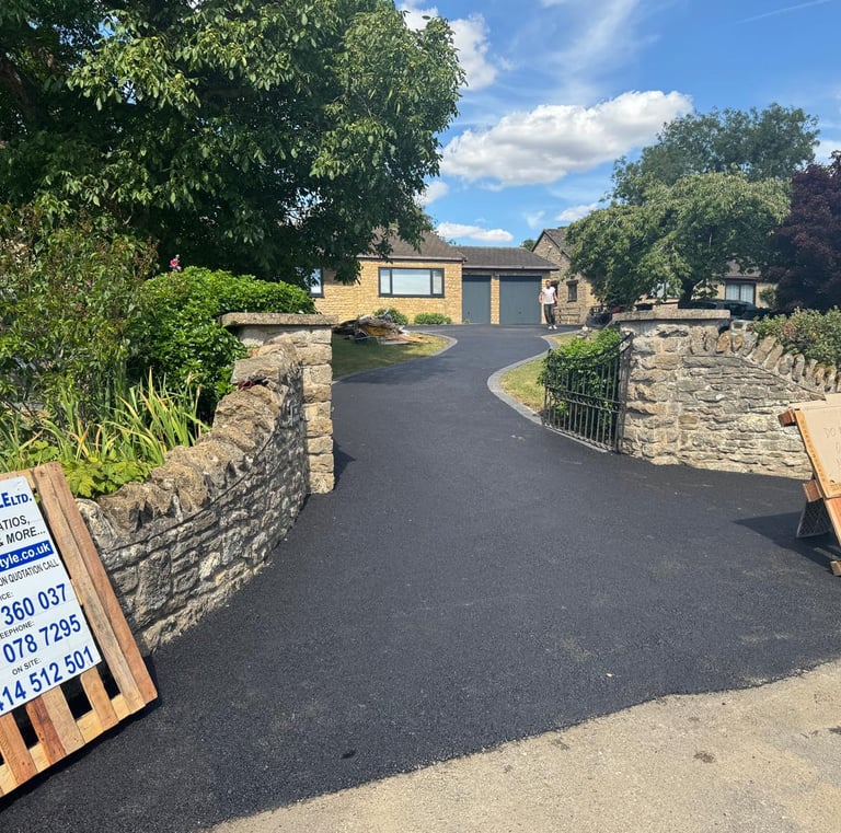 PC Drivestyle Ltd - Tarmac Driveway Image in Bedford, Northampton, Milton Keynes and Cambridge