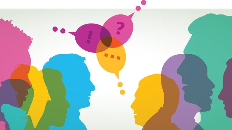 Personnes en discussion et réflexion, risque de conflit dû à des modes de communication différents, surtout en état de stress