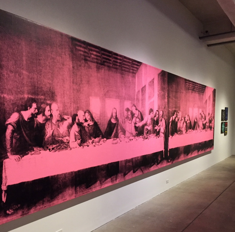 Versão rosa gigante de "A Última Ceia" de Da Vinci. The Last Supper (Pink) (Andy Warhol, 1986).