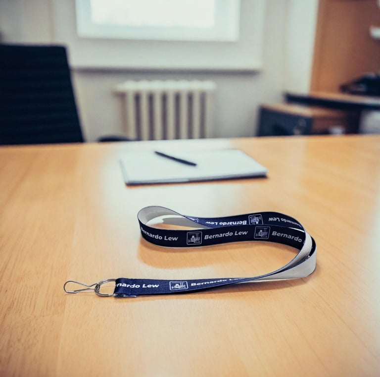 un escritorio de la empresa con una cinta lanyards presentando la cinta para el evento