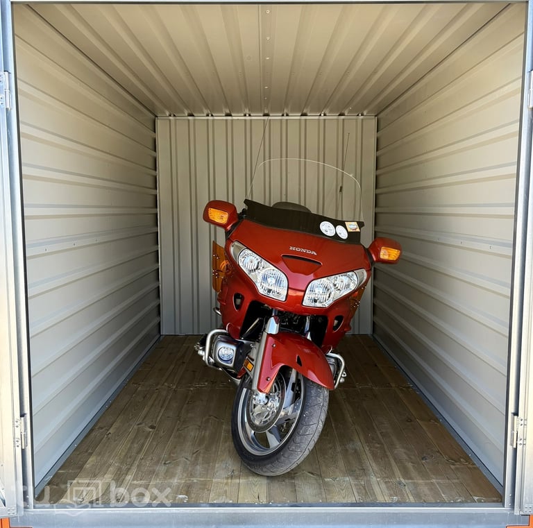 przechowaj motocykl, motor, wjedź motocyklem, garaż na motocykl