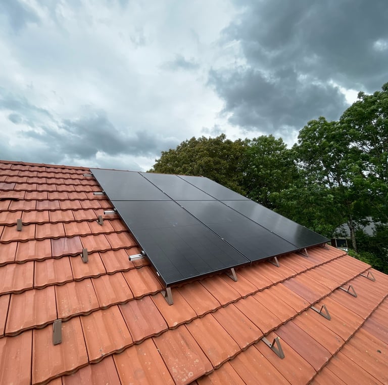 Installation de panneaux photovoltaïques réalisée par la société ALSUN ENERGY