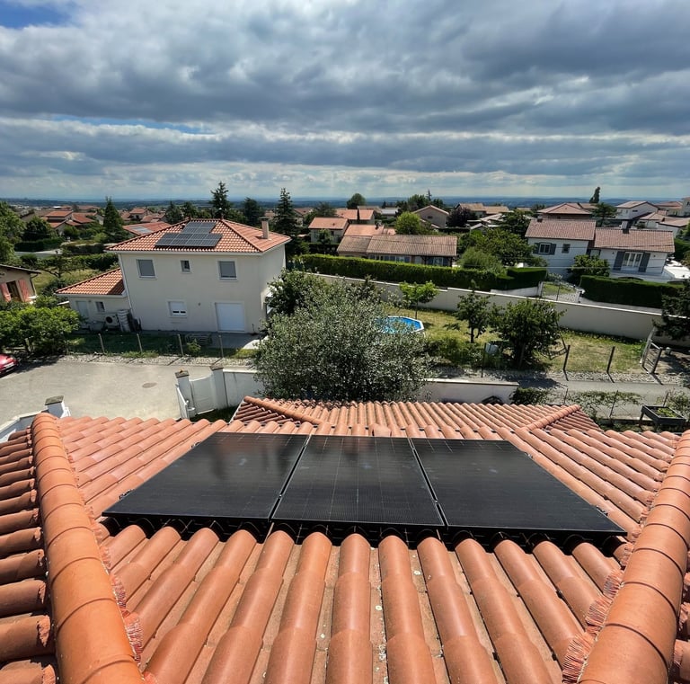 Installation de panneaux photovoltaïques réalisée par la société ALSUN ENERGY