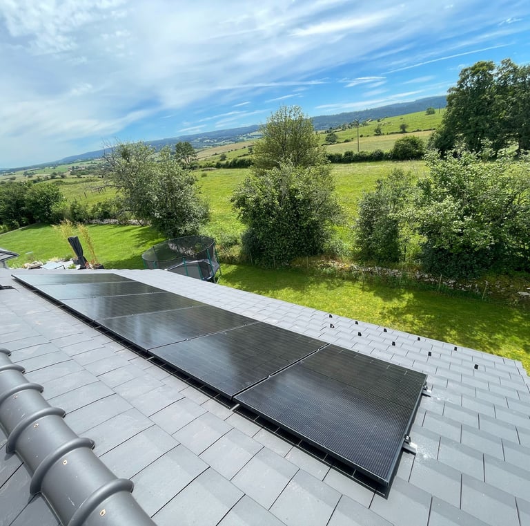Installation de panneaux photovoltaïques réalisée par la société ALSUN ENERGY