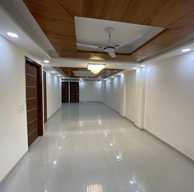 Ultra-spacious living room of 3 BHK Corner Builder Floor with Multiple Balconies — Chattarpur