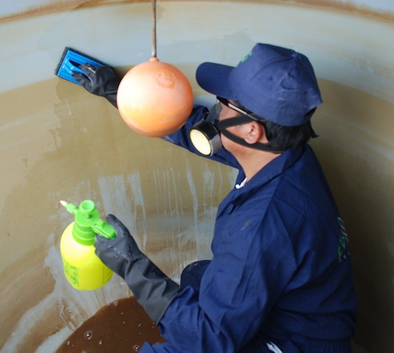  فني تصليح وسباكة منازل و كهرباء و عزل و تنظيف خزانات المياه في مسقط. غسيل خزانات المنزل