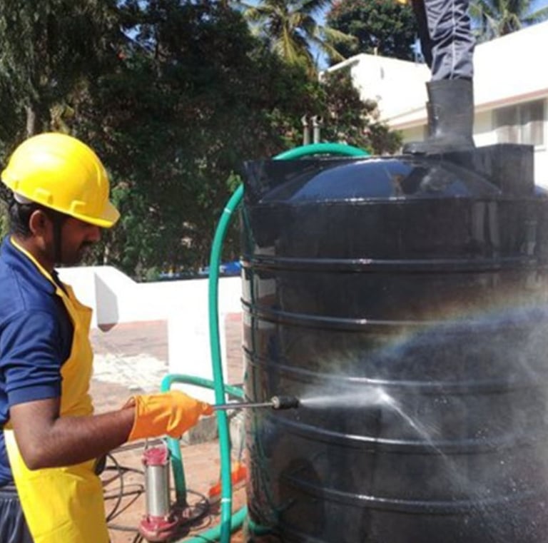  فني تصليح وسباكة منازل و كهرباء و عزل و تنظيف خزانات المياه في مسقط. غسيل خزانات المنزل