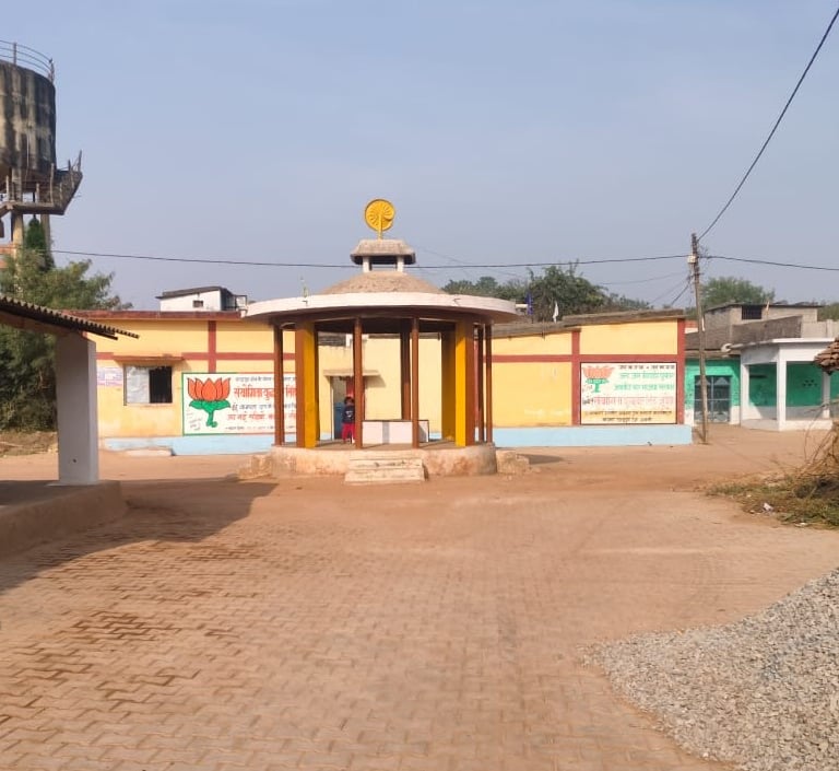 chabutra in main chowk