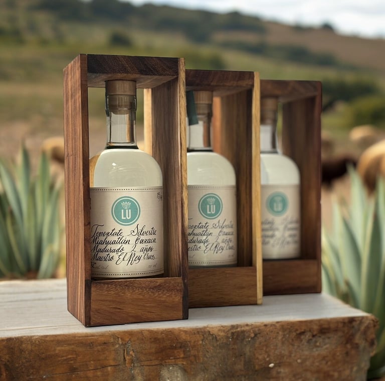 Botellas de Lu Mezcal en la sierra