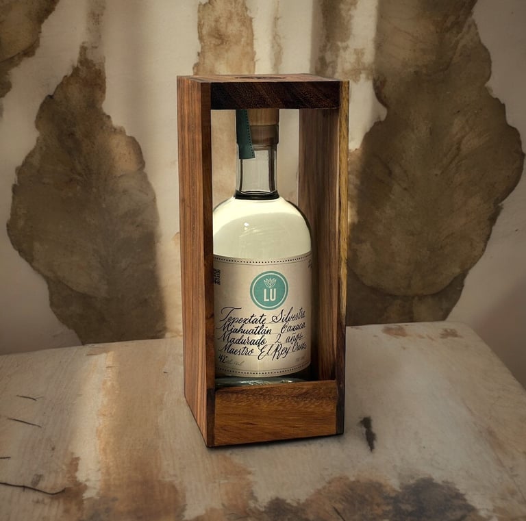 Botella de Lu Mezcal con fondo de pared desgastada