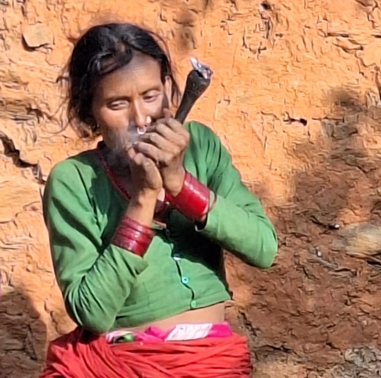 femme fumant la pipe dans le district de Dailhek