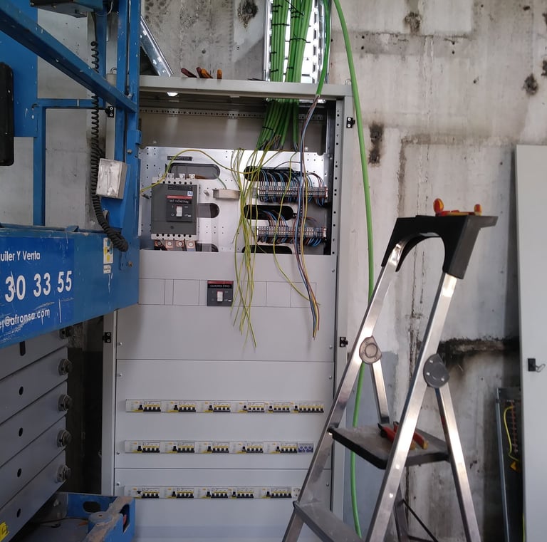 Cuadro electrico en nave industrial
