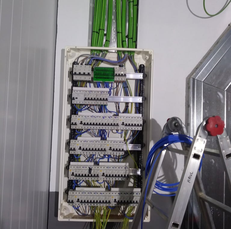 Cuadro electrico en obrador industrial