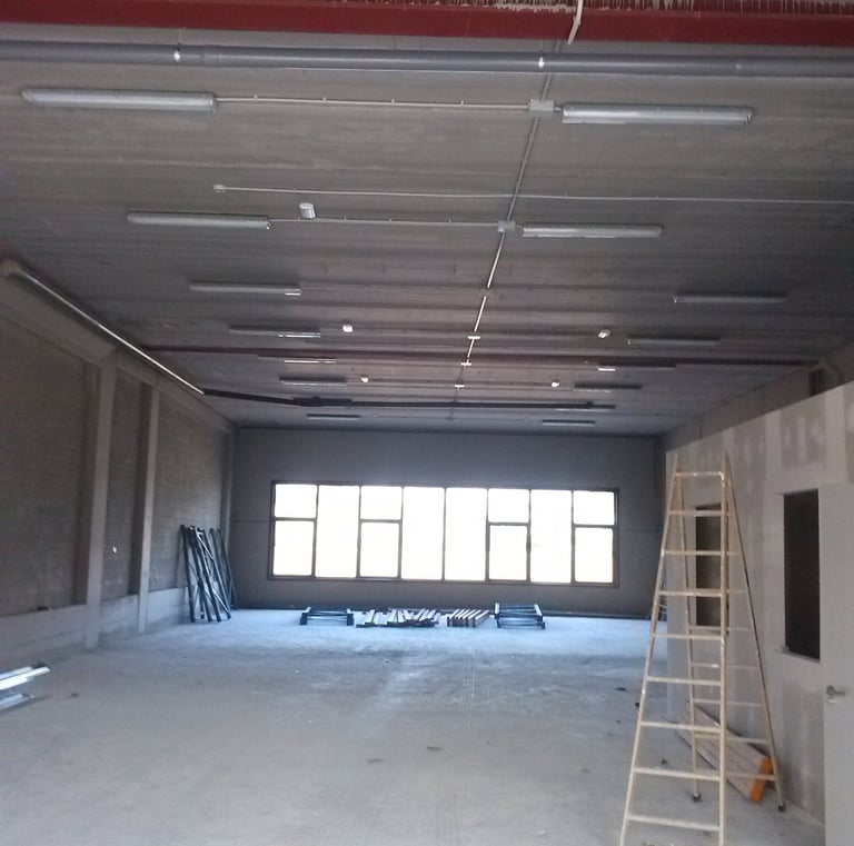 Montaje pantallas en nave industrial