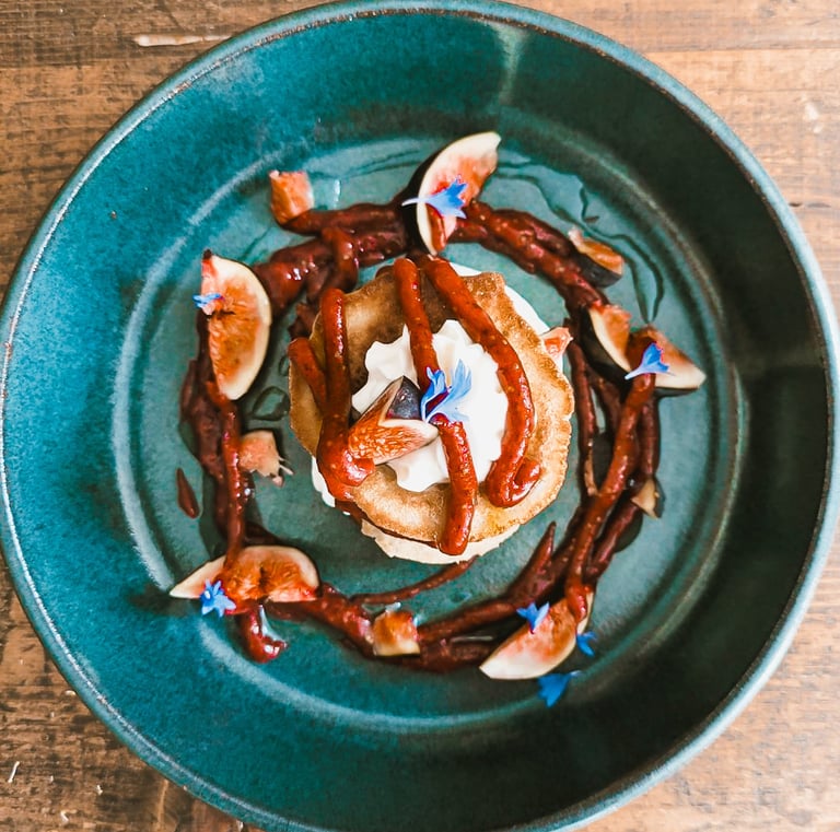 assiette avec pancakes et coulis de fruits rouges et figues avec chantilly